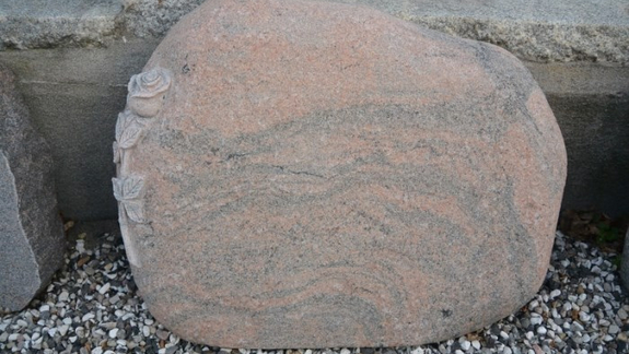 Gravsten i multicolor natursten med indgraveret rose til gravsted