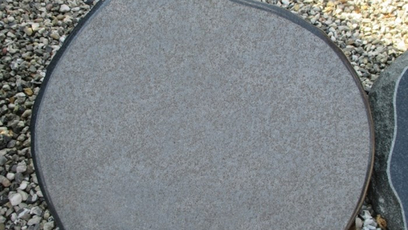 Sort natursten mindesten med polerede kanter for elegant finish