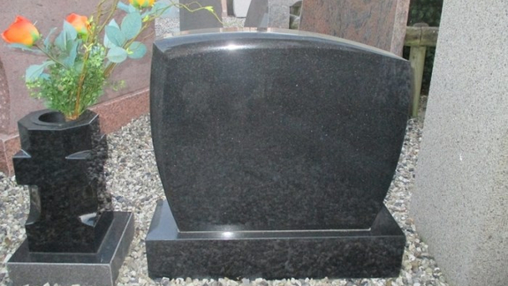 Sort poleret granit mindesten med vase