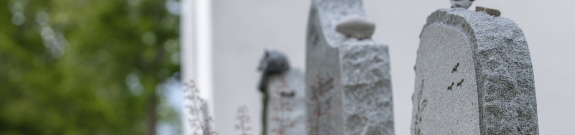 Toppen af gravsten ved gravsted i Ikast